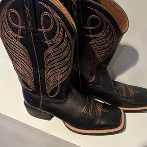 Ariat black square toe boots in excellent condition!